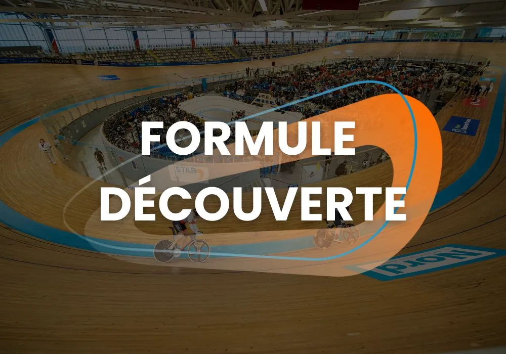 Adulte faisant du BMX sur la piste adapté 