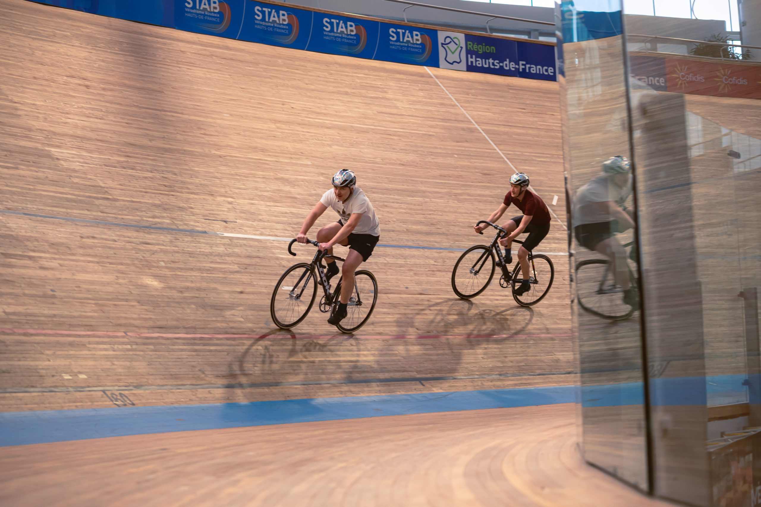 Cyclistes adultes roulant sur la piste du STAB Vélodrome dans le cadre de l’abonnement annuel de cyclisme Roubaix
